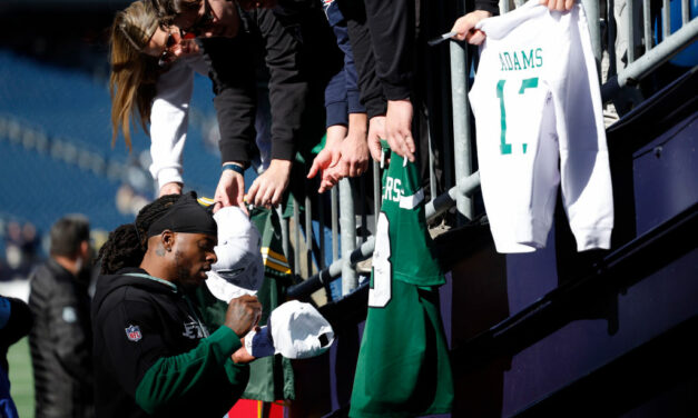 DaVante Adams Signs Hamburger Bun, $100 Bill Ahead Of Jets Matchup Against Colts