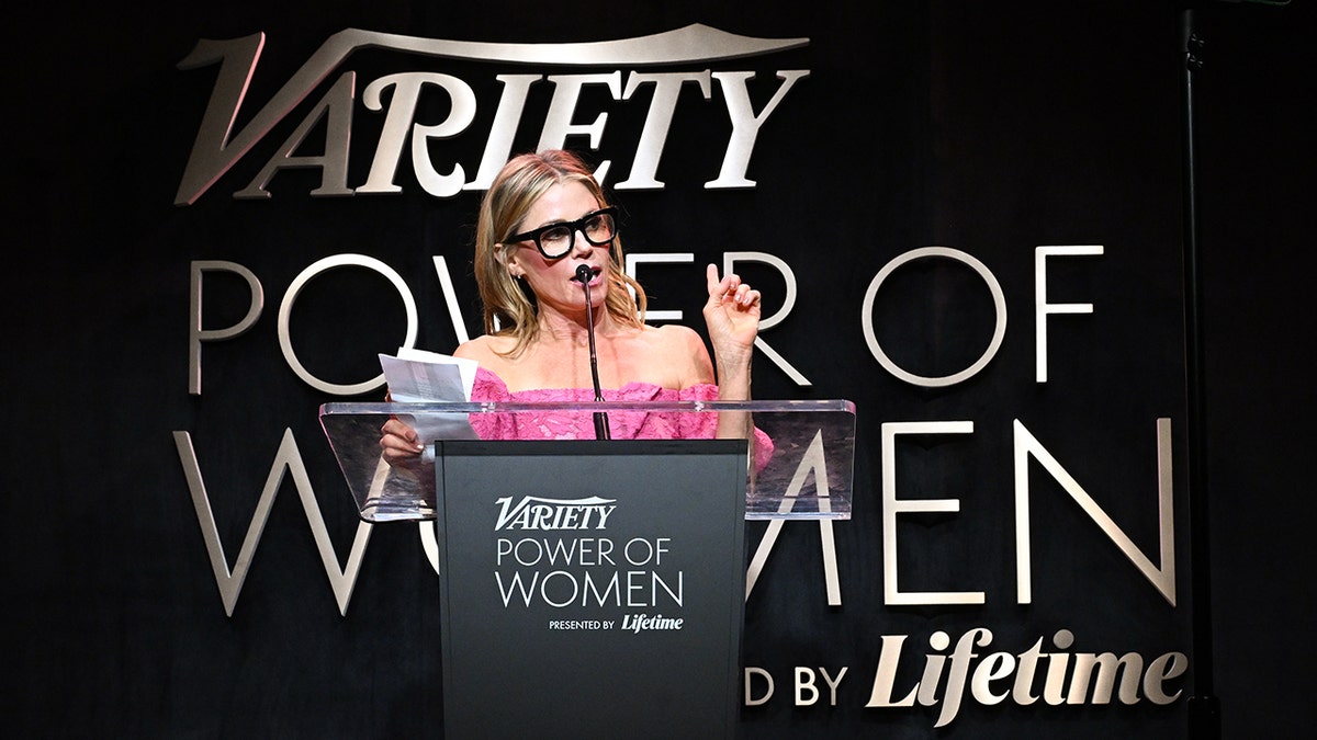 julie bowen gives a speech in her glasses on stage