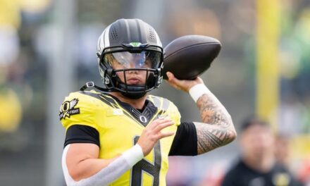 Oregon Unveils Awesome Uniform Combo For Next Game: PHOTOS