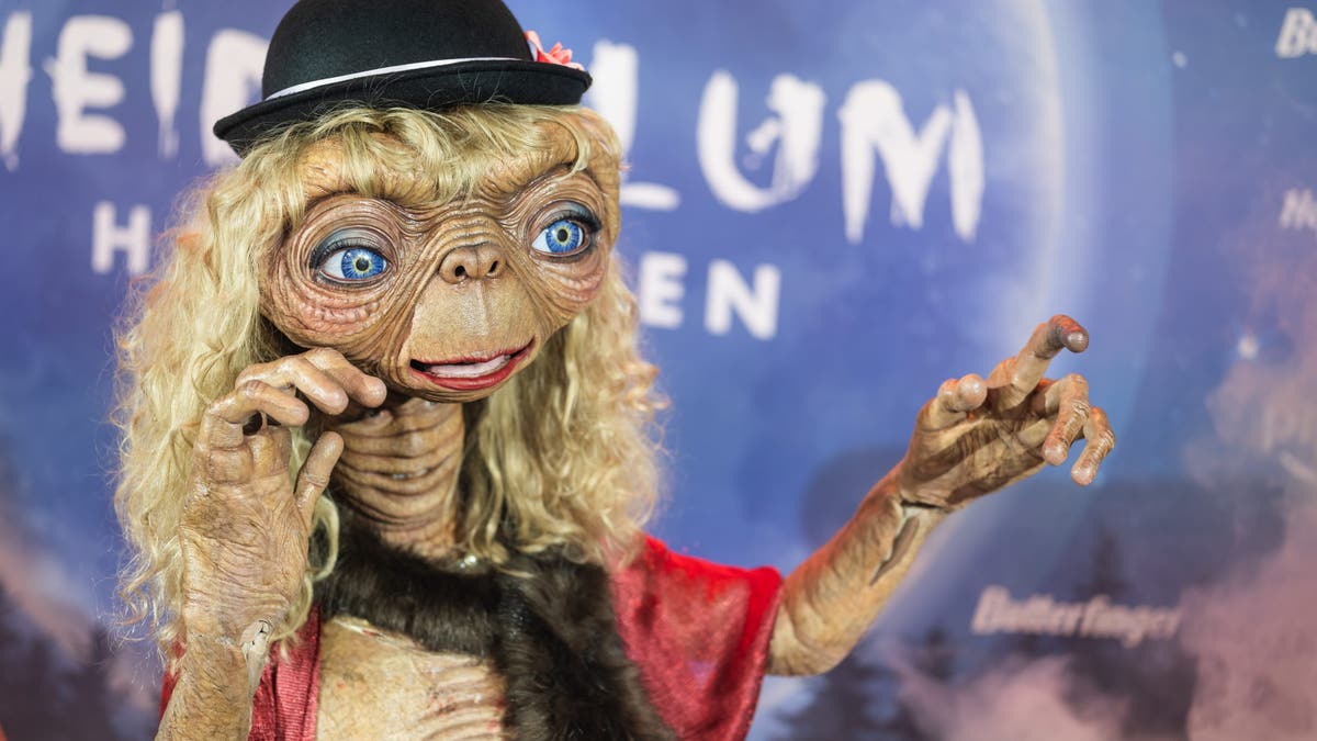 Heidi Klum as E.T.