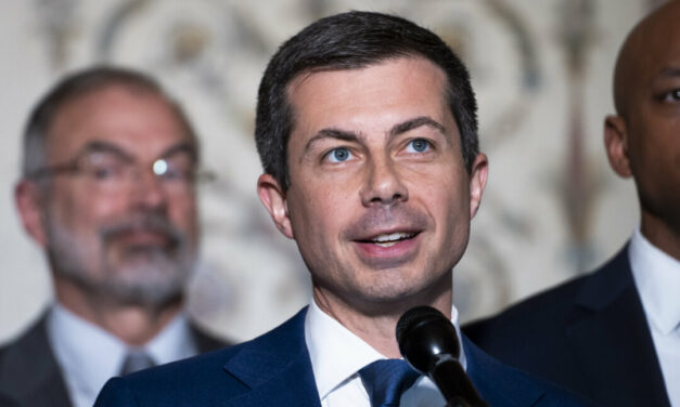 Buttigieg Defends New Airline Rules After CEOs Make Critical Comments