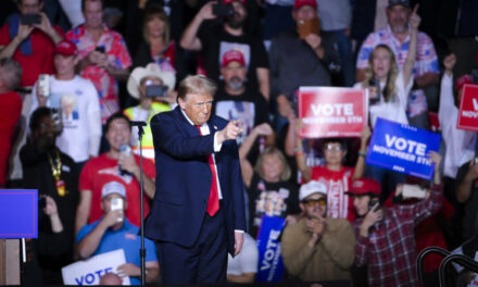 Trump, Harris Duel in the Desert With Last-Pitch Rallies in Battleground Nevada