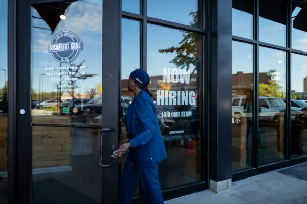 A 'Now Hiring' sign at a restaurant in Royal Oak, Mich., on Oct. 12, 2024. (Madalina Vasiliu/The Epoch Times)