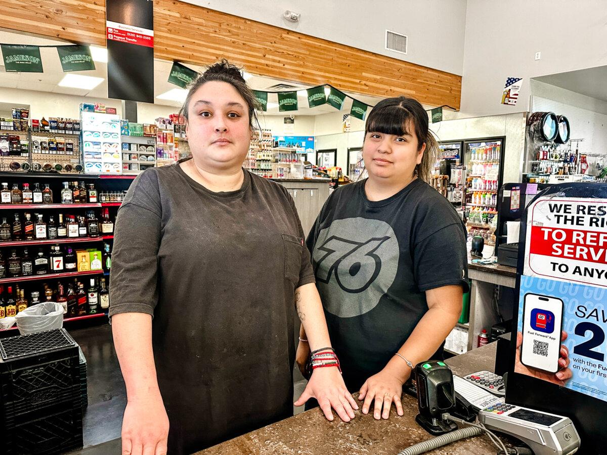 Veronica Mora Huff (L) and Elicia Guzman work at a travel store in San Simon, Ariz., on Oct. 3, 2024. They said inflation and the border are top issues in the 2024 presidential race. (Darlene McCormick Sanchez/The Epoch Times)