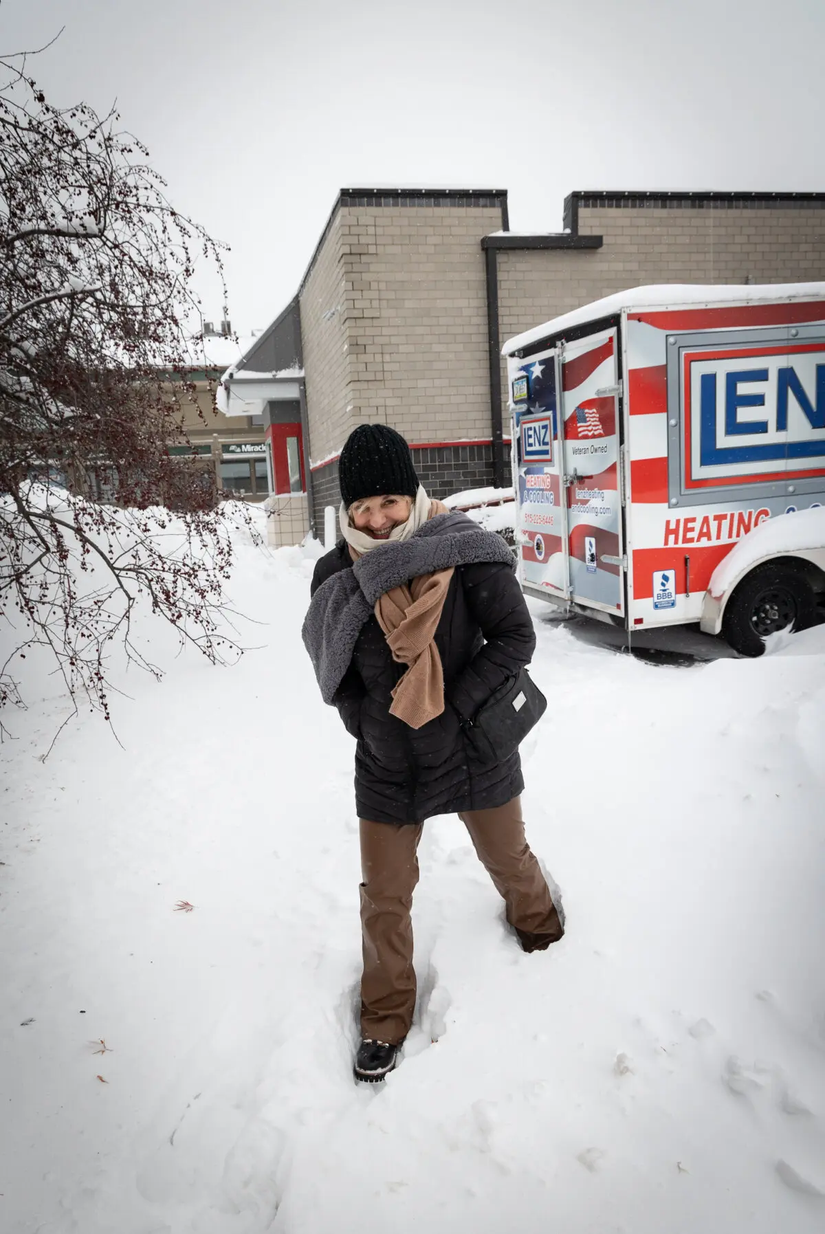 Epoch Times reporter Janise Hisle trudges through the snow to get to a press event in Iowa on Jan. 13, 2024. (John Fredricks/The Epoch Times)