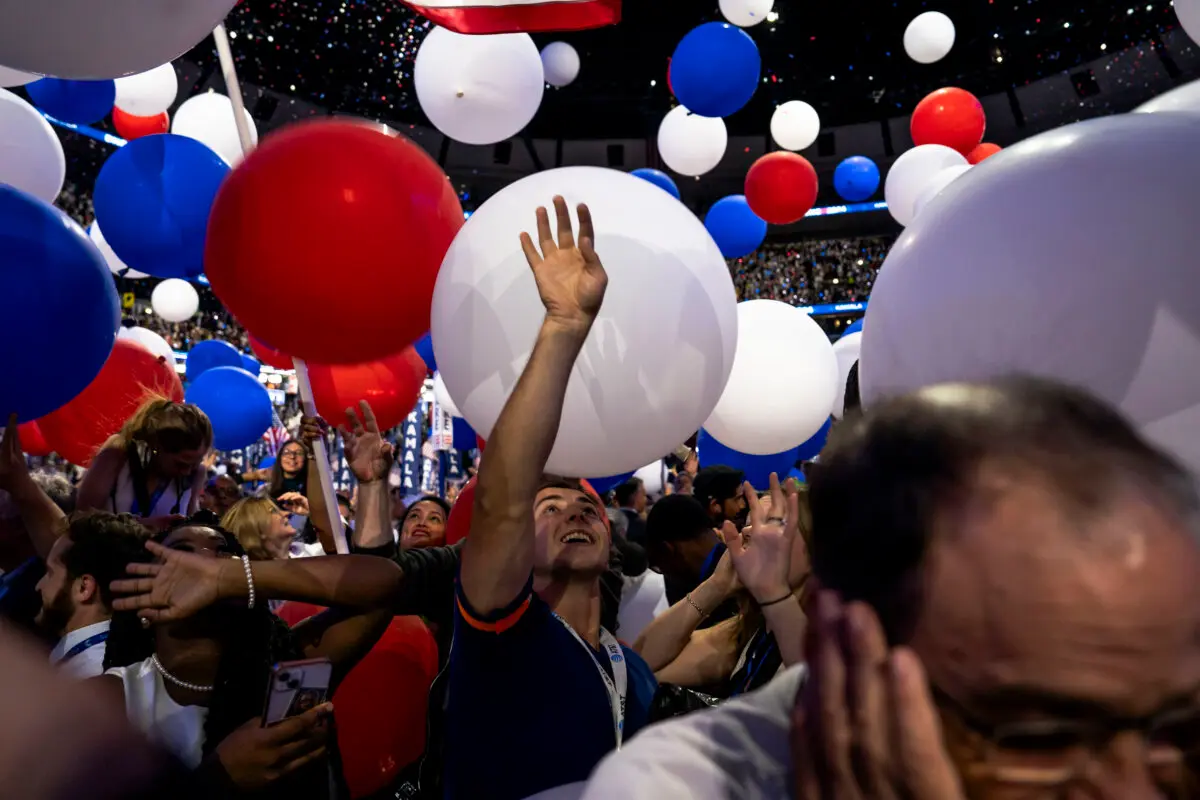 Balloons drop during the last day of the Democratic National Convention in Chicago, Ill., on Aug. 22, 2024. (Madalina Vasiliu/The Epoch Times)