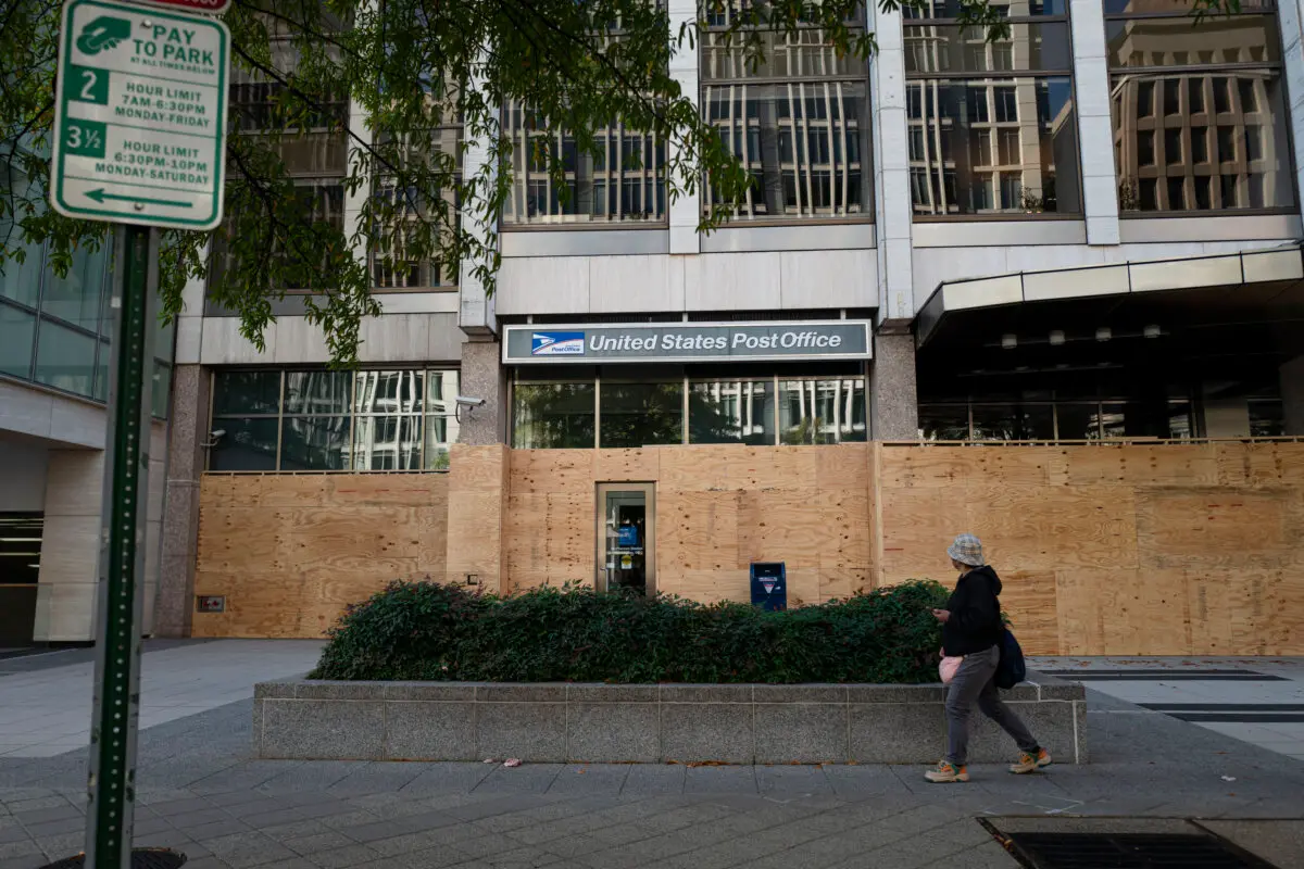 The U.S. Postal Office blocks away from the White House. Multiple District of Columbia businesses board up storefronts before Election Day in Washington on Nov. 3, 2024. (Madalina Vasiliu/The Epoch Times)