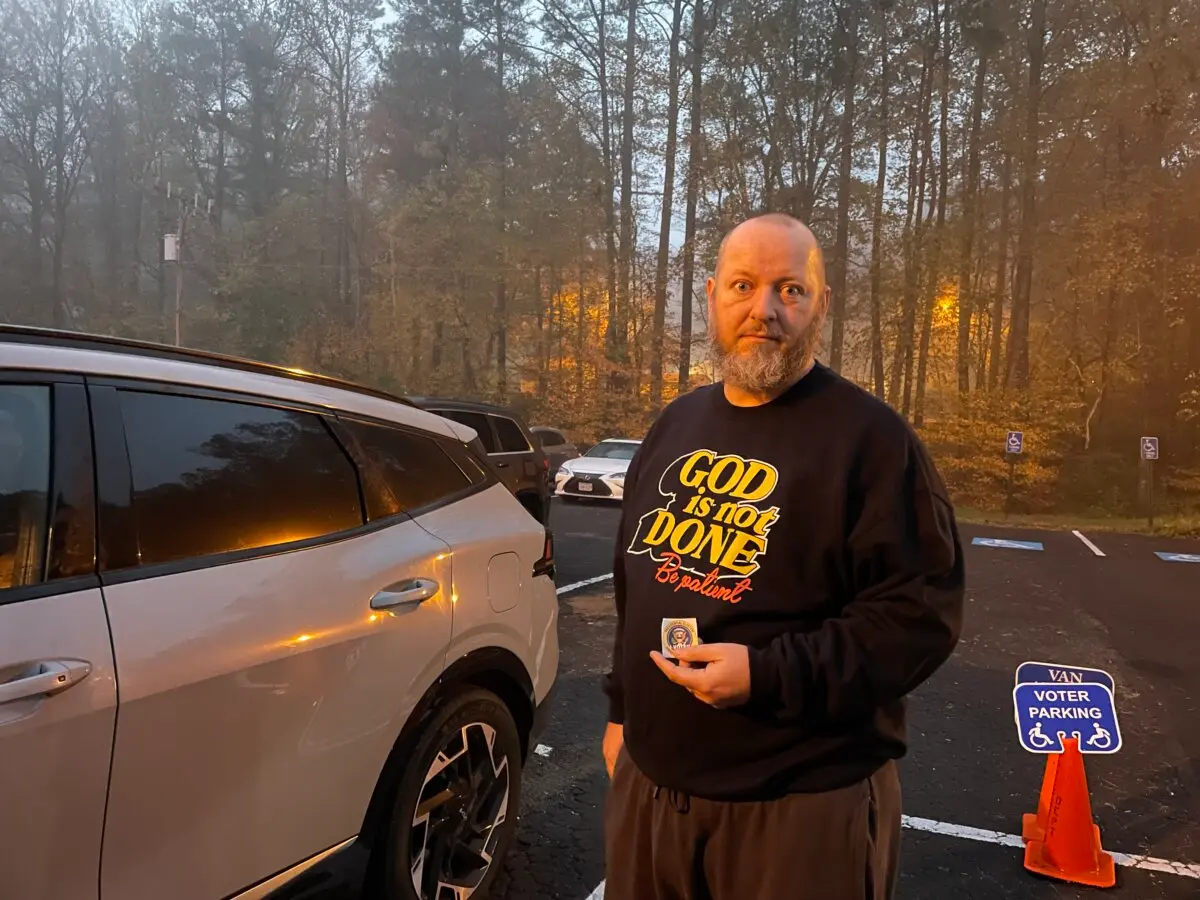 John McKinney is one of the early voters at the Shenandoah Community Association in Richmond, Va., on Nov. 5, 2024. (Terri Wu/The Epoch Times)