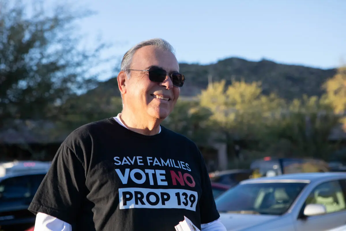 Nice Gaudio shares information about Prop 139 outside the polling center in Cave Creek, Ariz., on Nov. 5, 2024. (Jason Koster for the Epoch times)