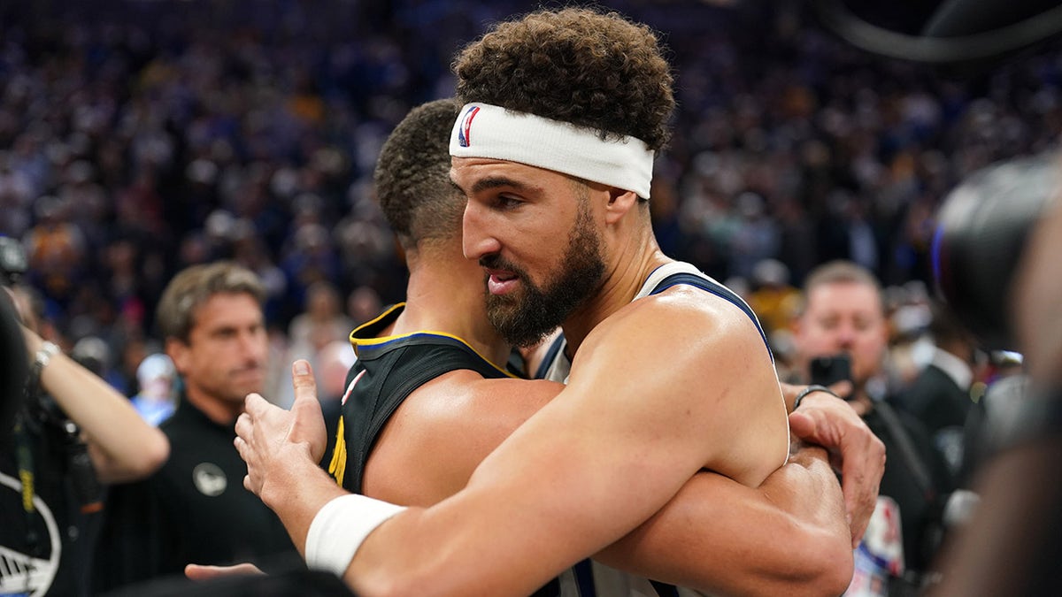 Klay Thompson and Steph Curry embrace