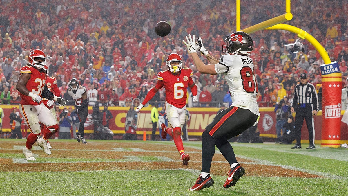 Ryan Miller catches a touchdown