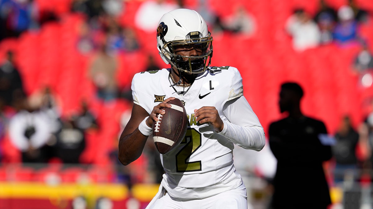 Shedeur Sanders throwing