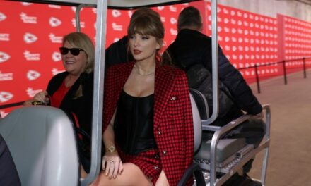 Taylor Swift’s Security Team Yells At Photographers As She Arrives At Chiefs Game