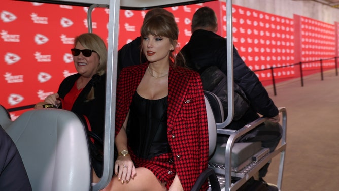 taylor swift entourage heated exchange photographers