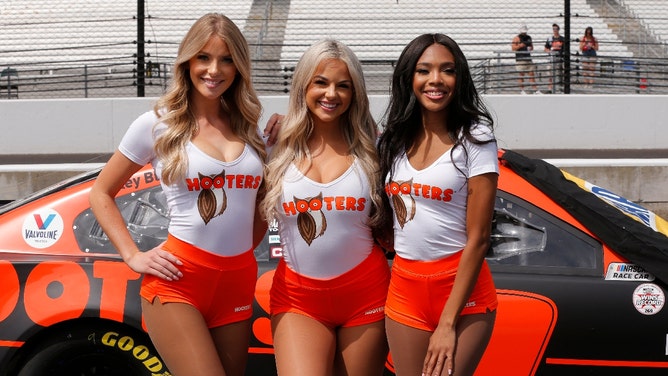 transgender woman sues hooters