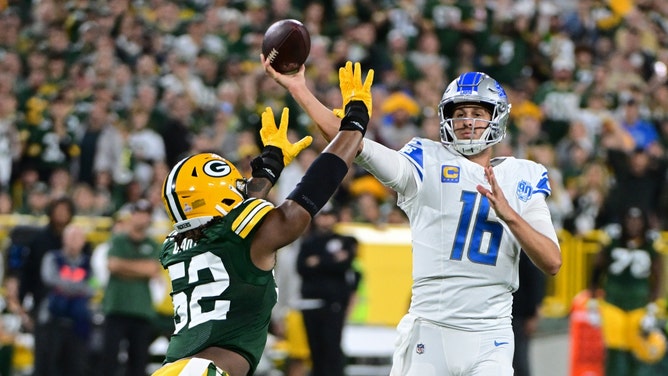 Green Bay Packers LB Rashan Gary tries to bat Detroit Lions QB Jared Goff's pass at Lambeau Field. (Benny Sieu-Imagn Images)