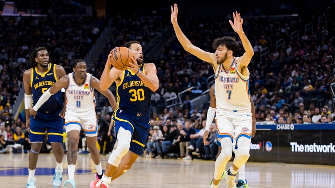 Golden State Warriors SG Stephen Curry drives to the basket on Oklahoma City Thunder C Chet Holmgren at Chase Center. (John Hefti-USA TODAY Sports)