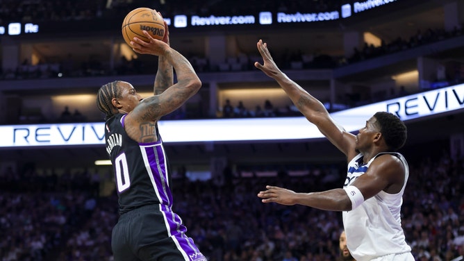 Sacramento Kings SF DeMar DeRozan shoots a fadeaway over Minnesota Timberwolves All-Star Anthony Edwards at Golden 1 Center. (Sergio Estrada-Imagn Images)