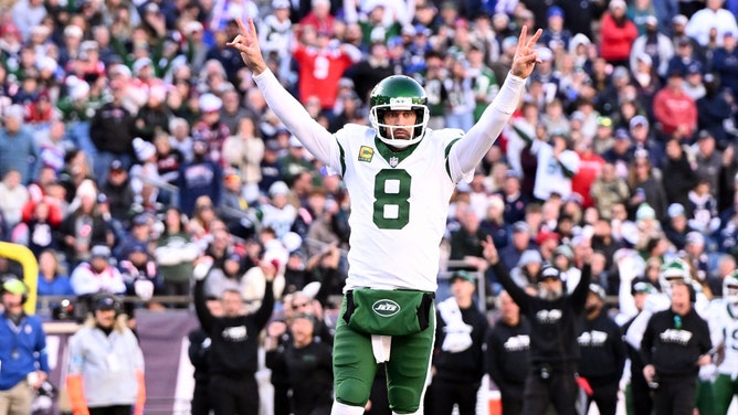 New York Jets QB Aaron Rodgers celebrates a touchdown pass vs. the New England Patriots at Gillette Stadium. (Brian Fluharty-Imagn Images)