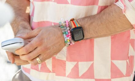 Want to make your clothes look worse? Strap on an Apple Watch