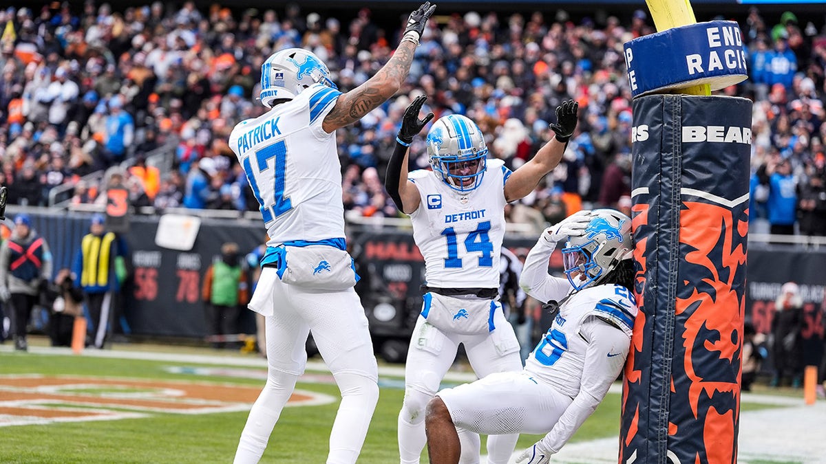 Jahmyr Gibbs celebrates