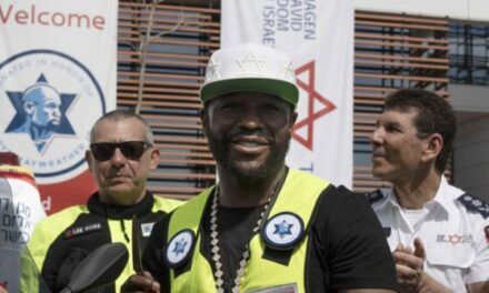 Report: Floyd Mayweather Accosted by Antisemitic Mob in London over Israel Support