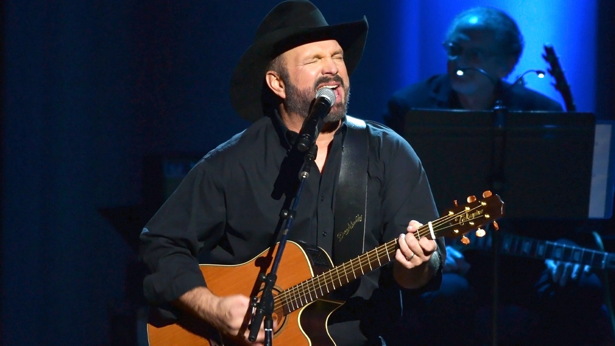 Garth Brooks singing on stage