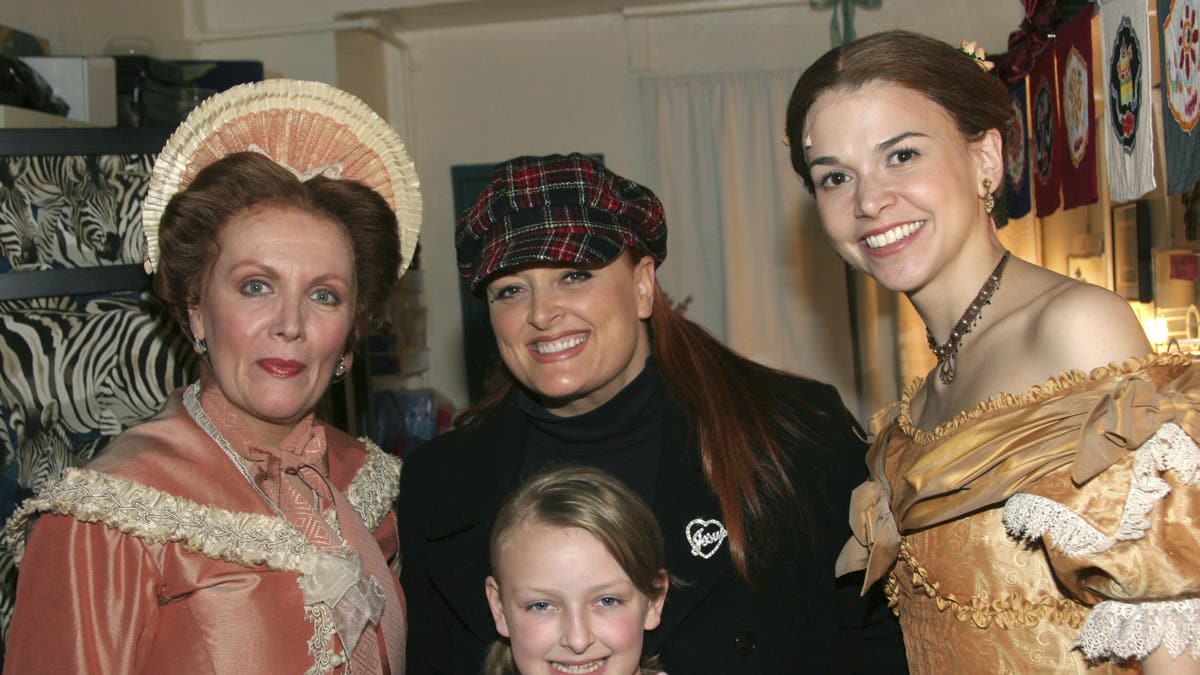 Maureen McGovern, Wynonna Judd, daughter Grace and Sutton Foster in 2014