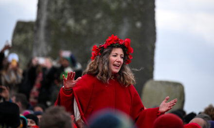 Thousands of British Druids, Pagans, and Tourists Gather at Stonehenge to Mark Solstice