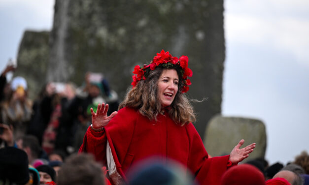 Thousands of British Druids, Pagans, and Tourists Gather at Stonehenge to Mark Solstice