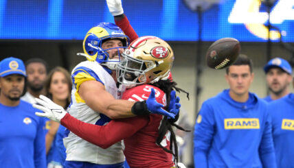 49ers CB Charvarius Ward Rips Teammate De’Vondre Campbell After He Walked Off the Field In the Middle Of a Game