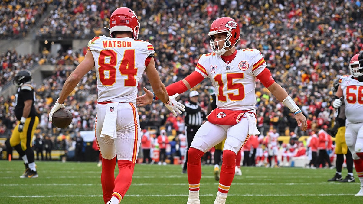 Justin Watson and Patrick Mahomes celebrates