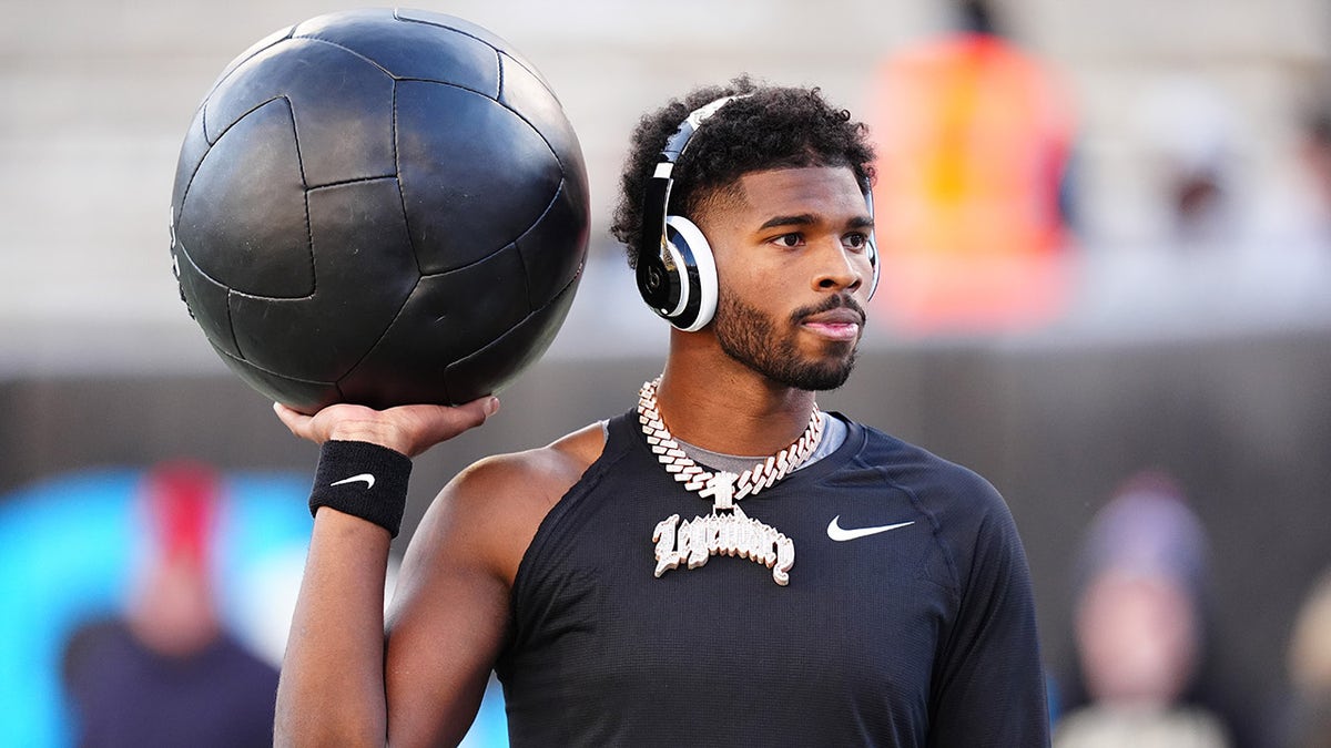 Shedeur Sanders warms up