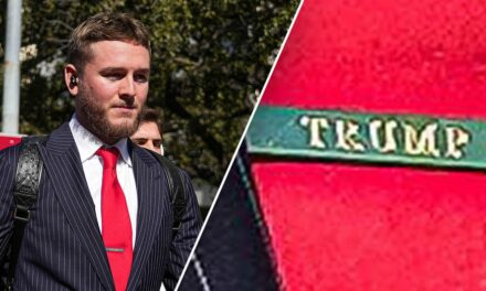 Texas’ Quinn Ewers wears Trump tie clip ahead of College Football Playoff game