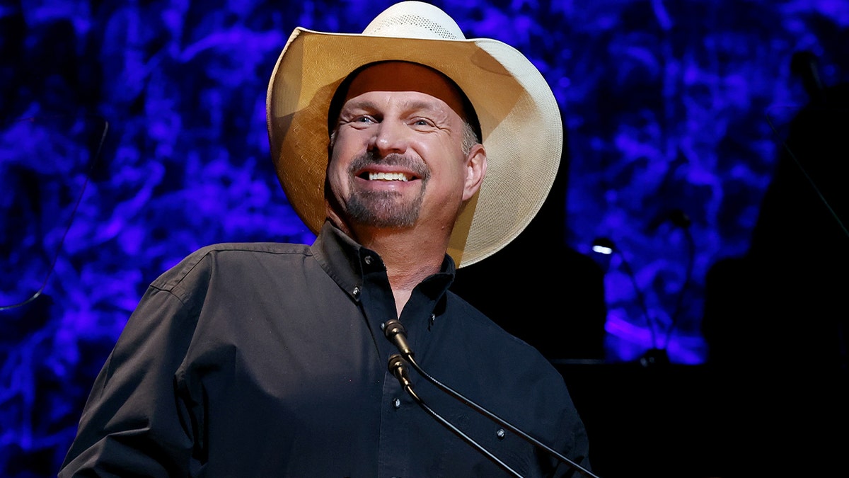 Garth Brooks podium