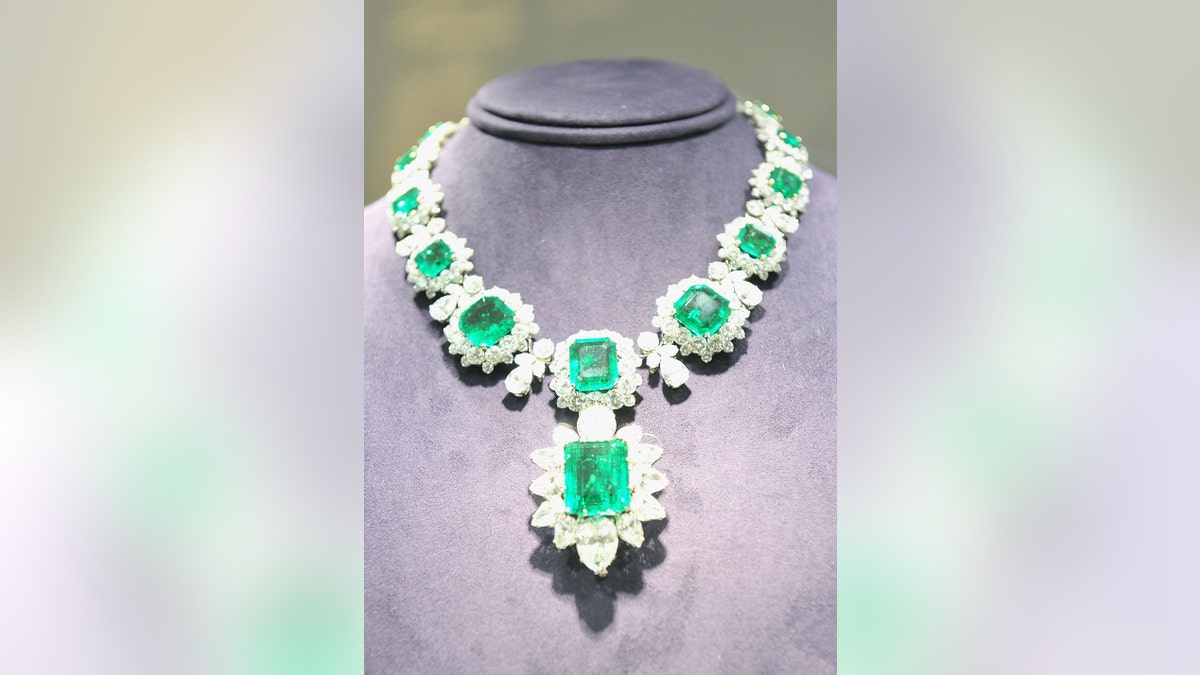 A close-up of Elizabeth Taylors emerald necklace