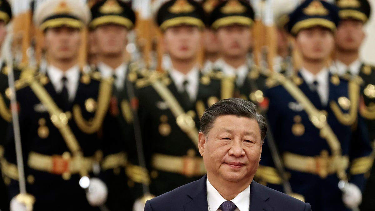 Xi Jinping in front of Chinese soldiers