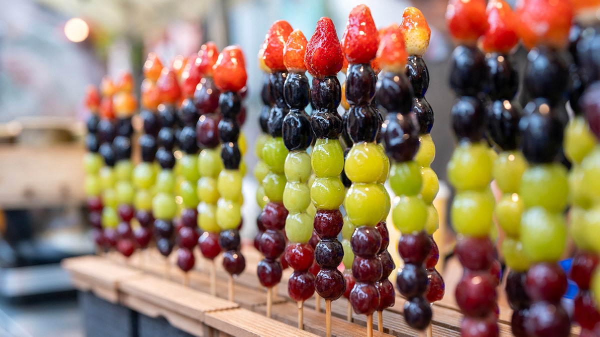 tanghulu fruit skewers