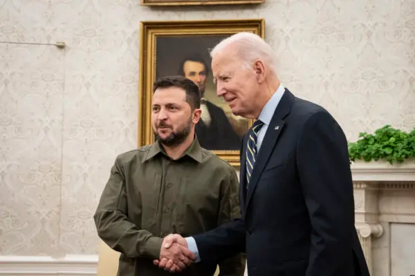 U.S. President Joe Biden shakes hands with President of Ukraine Volodymyr Zelensky while welcoming him to the Oval Office at the White House in Washington on Sept. 21, 2023. (Drew Angerer/Getty Images)