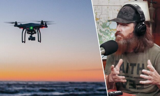 Robertsons ask 2 combat veterans about mysterious drones — ‘Can we relax?’