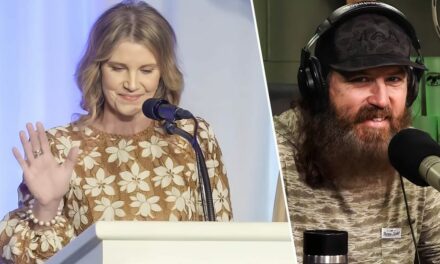 Missy Robertson receives Moms for America award, and TRUMP shows up for her POWERFUL Jesus speech