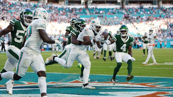 Miami Dolphins tight end Jonnu Smith makes a catch for the game-winning touchdown during overtime against the New York Jets at Hard Rock Stadium.