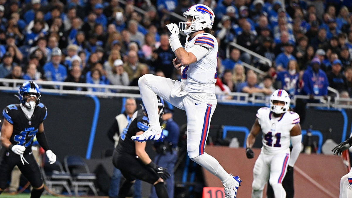 Josh Allen jumps into end zone