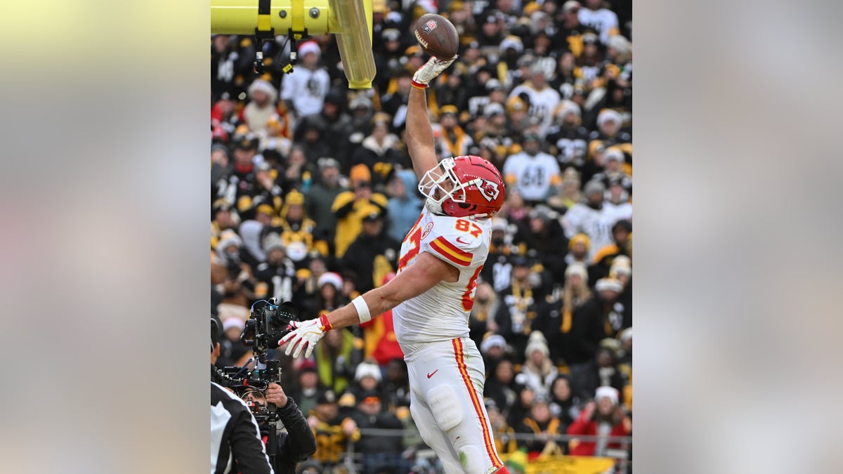 Travis Kelce dunks