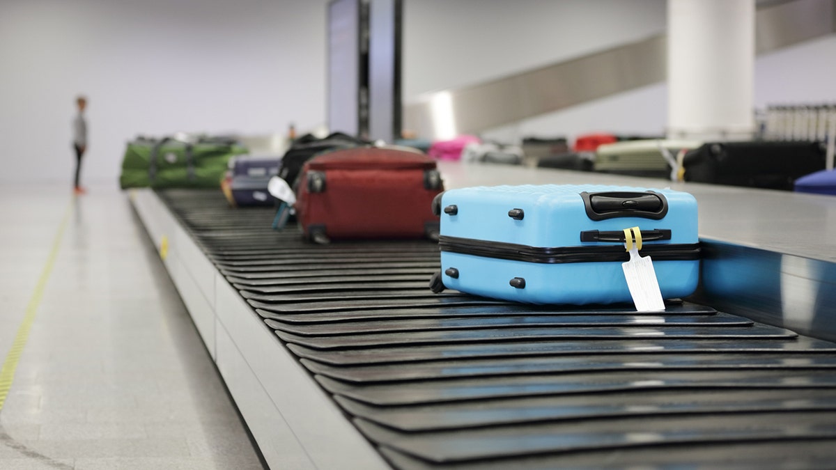 luggage-on-conveyor-belt-with-tag