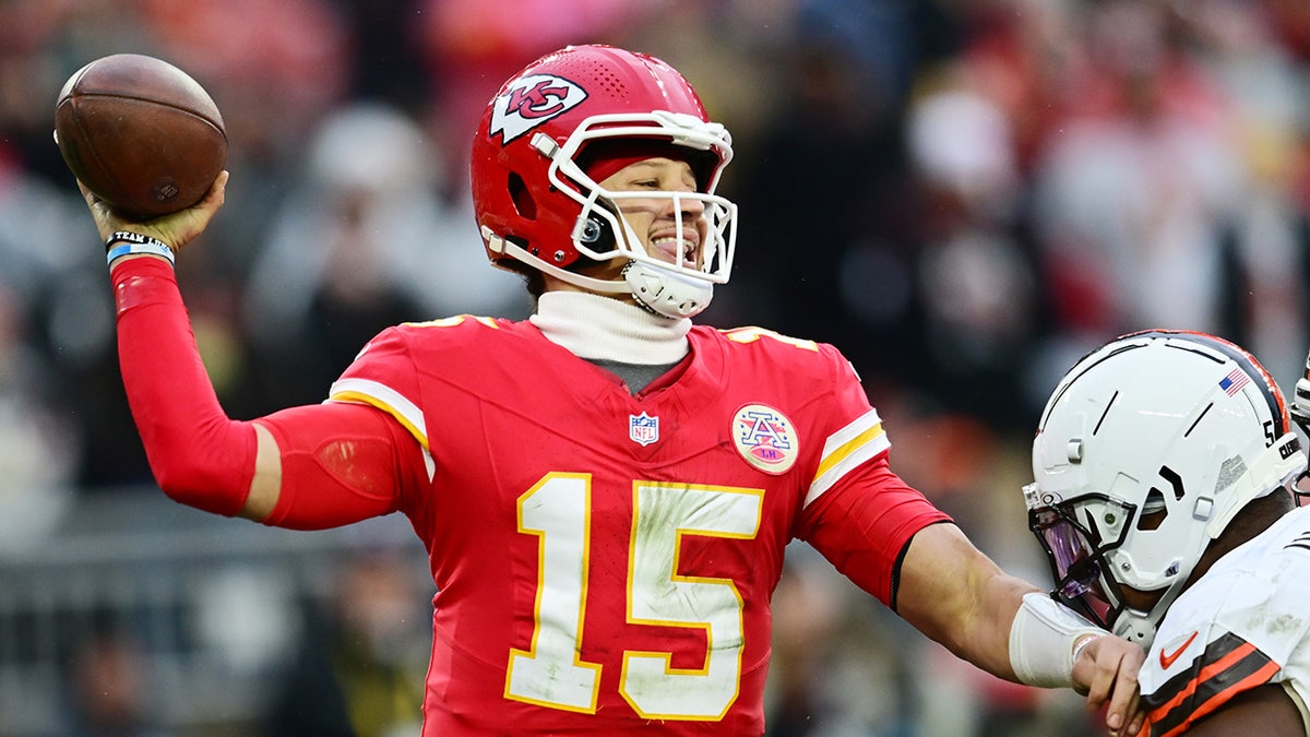 Patrick Mahomes passes