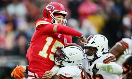 Ex-NFL star suggests Chiefs bench Patrick Mahomes for playoffs after ankle injury