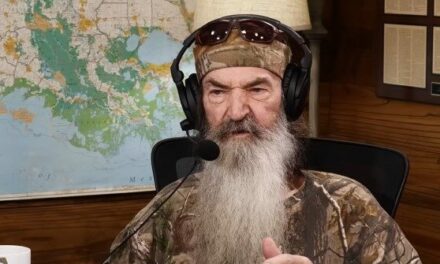 ‘Duck Dynasty’ Star Phil Robertson Diagnosed with Early Stages of Alzheimer’s: ‘Not Doing Well’