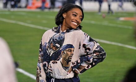 Simone Biles sports custom Jonathan Owens outfit to Bears’ final home game