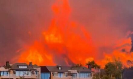 SoCal: Evacuations Underway as Massive 772-Acre Wildfire Rages Out of Control in Pacific Palisades Amid Gusty Winds – People Panic and Abandon Their Cars! (VIDEOS)